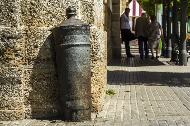 Cosas de Cádiz. Cañones en las esquinas