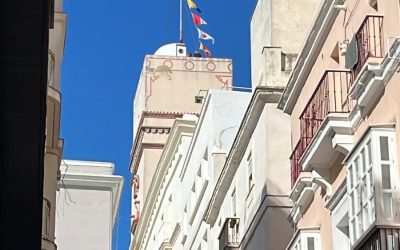 La Torre Tavira recupera la decoración con gallardetes para conmemorar su 30 aniversario