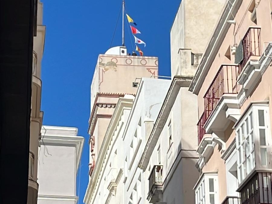 La Torre Tavira recupera la decoración con gallardetes para conmemorar su 30 aniversario